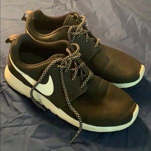 Used Women’s Nike Rosche One’s Size 8.5
